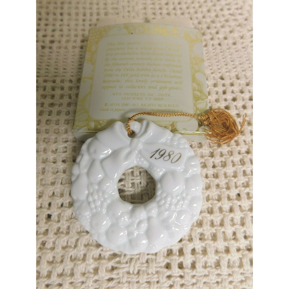 Avon Christmas Remembrance Wreath Ornament 14K White Ceramic Glazed‎ 1980